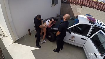 Два мужика в полицейской униформе отодрали аппетитную латинку возле машины